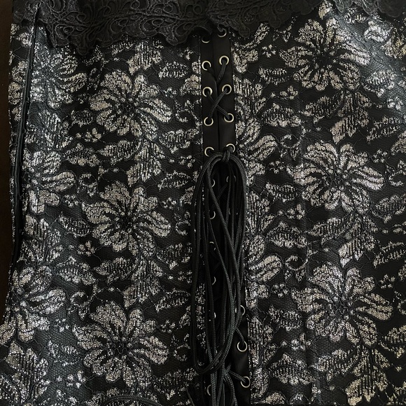 Black and silver sexy  bustier/corset with garters - Picture 4 of 14